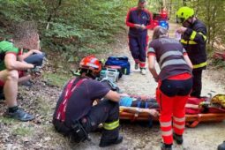 Náročná záchrana v Hostýnských vrších: Zraněného chlapce dostávali k sanitce čtyřkolkou