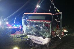 Vážná dopravní nehoda osobního auta a autobusu se stala u Bučovic