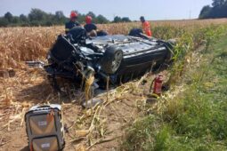 Vážná nehoda u Jamolic: Auto skončilo na střeše