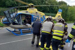 Na I/50 ve Slavkově se čelně střetly dvě osobní auta. Hasiči vyprostili zraněné
