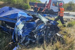 Na Staré dálnici se střetlo osobní auto s nákladním. Řidiče museli hasiči vyprostit