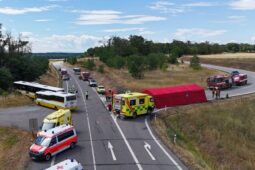 Policie obvinila viníka nehody autobusů na Znojemsku