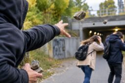 Muž házel kameny po kolemjdoucích. Policie zadržela podezřelého