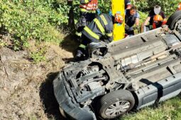 Střet dvou aut a motorky u Krhové si vyžádal tři zraněné, pro jednoho letěl vrtulník
