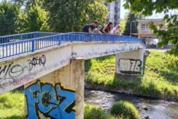 Frekventovanou lávku přes Dřevnici čeká oprava. Dva měsíce bude zcela uzavřená