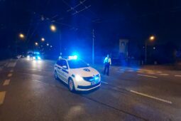 Strážníci jeli pomoci opilé ženě. Ta je nařkla z krádeže batohu