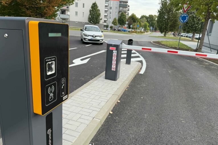 Hlavní vjezd do nemocnice je znovu otevřený. Řidiče čeká nový systém parkování