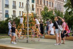 Dětské hřiště na Obilním trhu je v novém. Atrakce potěší malé i větší
