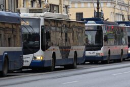 Policie pátrá po svědcích potyčky v trolejbusu. Klíčové informace mohou mít dva muži z kamer