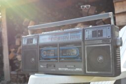 Muž pěstmi zbil svého spolubydlícího poté, co si pouštěl hlasitě rádio