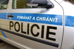 Krvácel a bojoval o život. Policisté v Kotopekách zachránili muže rychlou první pomocí