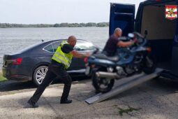 VIDEO: Zfetovaný ujížděl policistům, přišel o motorku