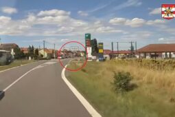 VIDEO: Motocyklista se třemi zákazy ujížděl obcí rychlostí přes 140 km/h. Riskantní jízda skončila zablokováním motocyklu