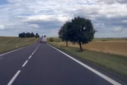 VIDEO: Několik ušetřených sekund nikdy nestojí za riziko čelního střetu
