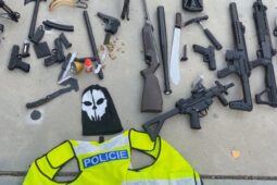 Ve skladu měl varnu i zbraně, je stíhán vazebně