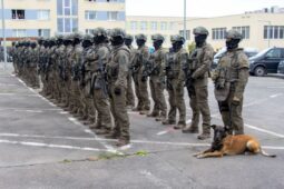 Úctyhodných 35 let v první linii. Středočeští policisté z elitní jednotky ukázali, co umí