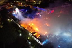Noční peklo v Kladně. Plameny vyhnaly z ubytovny desítky lidí