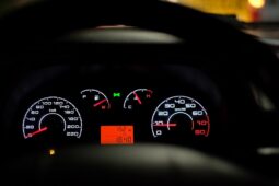 Řidič audi se proháněl v pruhu pro MHD stovkou