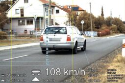 Dvacetiletý řidič projížděl Vrběticemi rychlostí 108 km/h. Prý předjížděl traktor