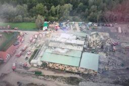 Požár haly v Rynholci zaměstnal 150 hasičů. Škoda šplhá ke 400 milionům
