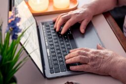Pozor na romantiku. Falešná láska může seniory připravit o úspory