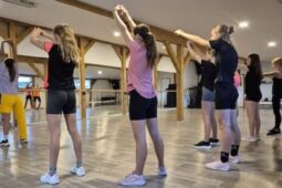 Osmáci a osmačky v Benešově vyměnili lavice za pohyb. Vyzkoušeli si sporty, které běžně neznají