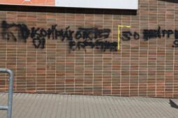 Senior vytvořil na obchodě pětimetrový nápis. Své jednání sváděl na alkohol