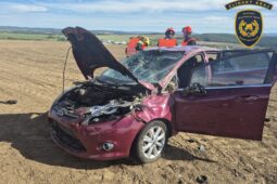 Auto u Dobrkovic se převrátilo přes střechu a skončilo v poli