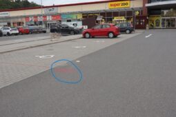 Policie hledá svědky střetu auta s chodkyní na Čepkově. Seniorka skončila v nemocnici