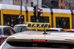 Taxikář odmítal jet na červenou, zákazník mu vyrval dveře z pantů