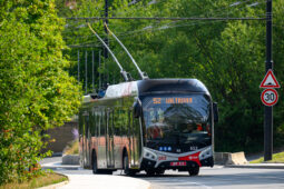 Autobusovou linku 137 nahradily trolejbusy. Nová linka 52 jezdí až do Jinonic