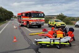 Dramatické odpoledne na silnicích: U Kostelan zachraňovali řidiče, v Brodě se zranil motorkář