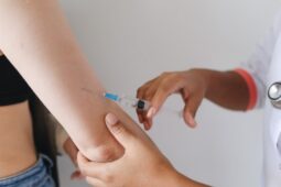 Teď je nejlepší čas na očkování proti chřipce. Odborníci chtějí umožnit vakcinaci i v lékárnách
