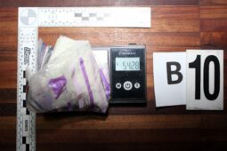 Noční razie odhalila dvě varny pervitinu. Policie zadržela 11 lidí, hrozí jim 10 let za mřížemi