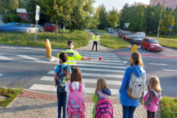 Děti v Brně se vrátily do škol, strážníci na přechody
