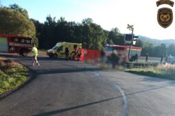 Tragická nehoda na Vsetínsku uzavřela hlavní tah i železnici. O život přišel motorkář