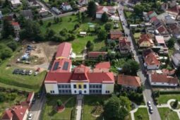 Nový pavilon otevřel dveře. Kamenné Žehrovice mají pro školáky 53 nových míst