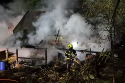 Požár střechy rodinného domu zaměstnal šest jednotek hasičů. Uvnitř byla žena