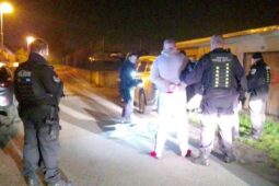 Rozruch kolem auta, překvapení při prohlídce. Dvojice měla co vysvětlovat