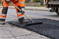 Opravy silnic se přesouvají do města, řidiči musí počítat se zdržením