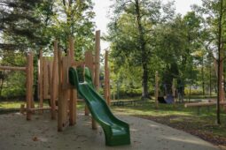 Radostná zpráva pro děti. Nové hřiště v Dolním parku září novotou