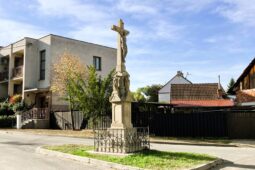 Přežil více než století i plánované stěhování. Kříž v Jarošově prošel obnovou