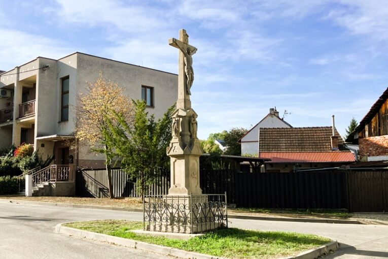 Přežil více než století i plánované stěhování. Kříž v Jarošově prošel obnovou