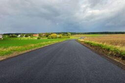 První část opravy silnice mezi Břehy a Rohovládovou Bělou je u konce