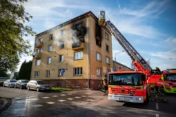 VIDEO: Požár bytu si vyžádal evakuaci 30 lidí. V nemocnici skončily i dvě malé děti