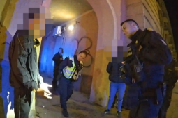 Hej, sprejeři, ozvalo se v noční tmě. Ostravské strážnice přistihly sprejery s růžovou barvou na rukou