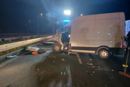 Dodávka narazila do vozidla údržby na Štěrboholské spojce. Těžce zraněného řidiče odvezl vrtulník