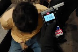 Agresivní muž dusil partnerku pod krkem. Vystartoval i na strážníky