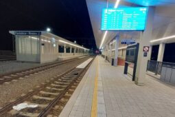 Muž a žena se hádali na peróně. Pak létaly věci do kolejí