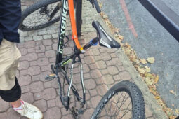Spor kvůli kolu v tramvaji skončil napadením řidičky. Zasahovali strážníci